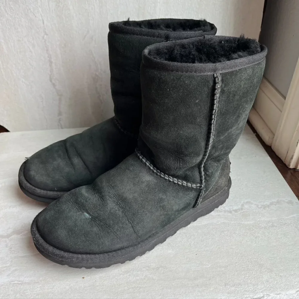 ** UGG Australia Classic Short Womens Size 6 Black Sheepskin Winter Boots 5825